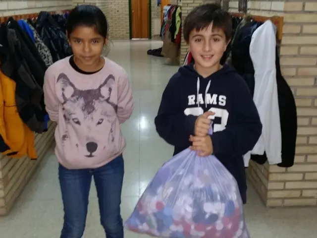 Adult Romantic Bondings Show Minimal Influence from Early Life Hardships' Timing