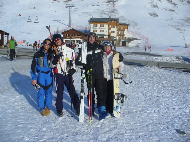 Tourists Encounter Difficulties on the Peak of Victory Mountain in the Moms Region