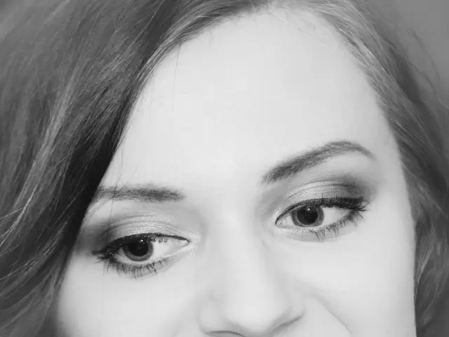 Analyzing Immediate Emotions in Users: Evaluating Facial Expressions during a Virtual Object...