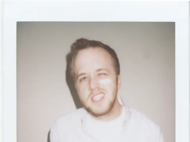 MaintainAlertnessDuringPlay: Keep gazes steady but avoid prolonged staring